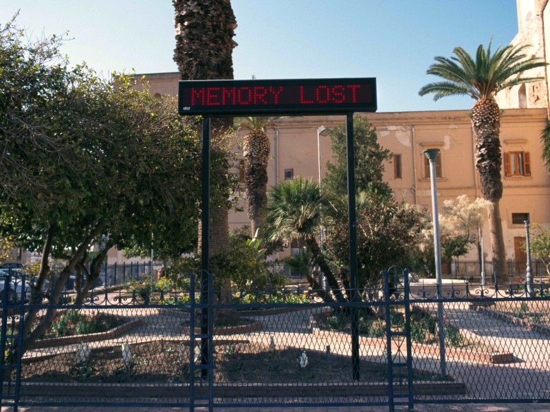 „Alles vergessen“ im Jüdischen Museum Wien: Was Vergessen mit Erinnerung, Macht und Gesellschaft zu tun hat