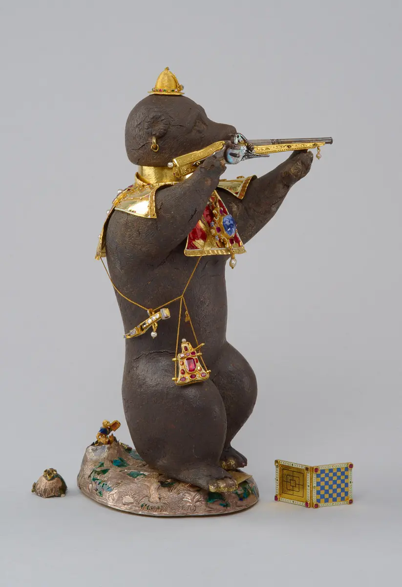 Bär mit Gewehr, Becher im Bauch: Wie ein Kunstkammer-Objekt die Welt verkehrt